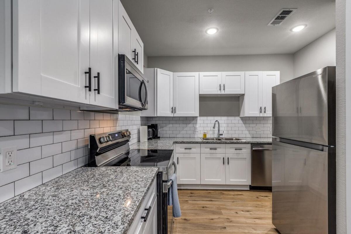 Elegant Stylish In Gated Neighborhood!