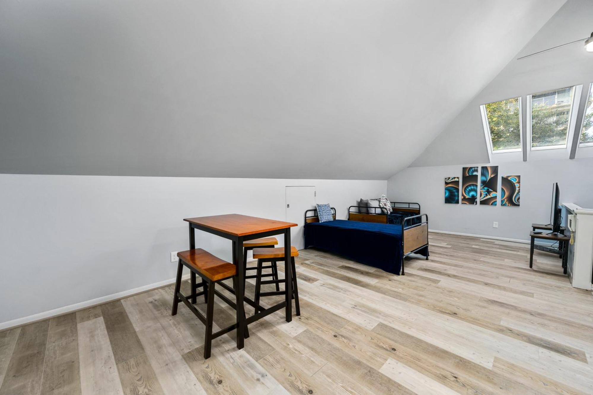 Cozy & Spacious Montrose Retreat With 3br Near Attractions Houston