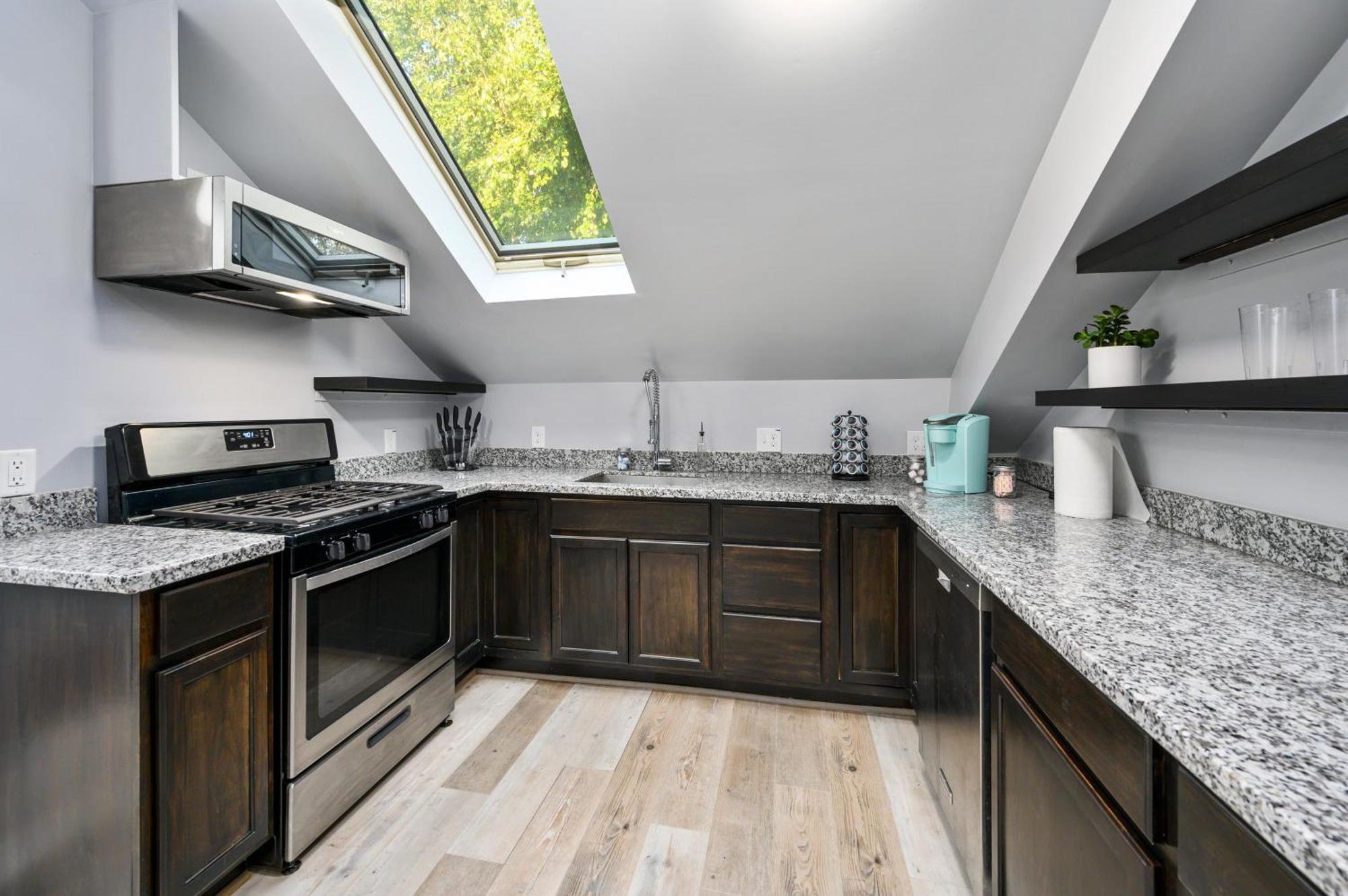 Cozy & Spacious Montrose Retreat With 3br Near Attractions Houston