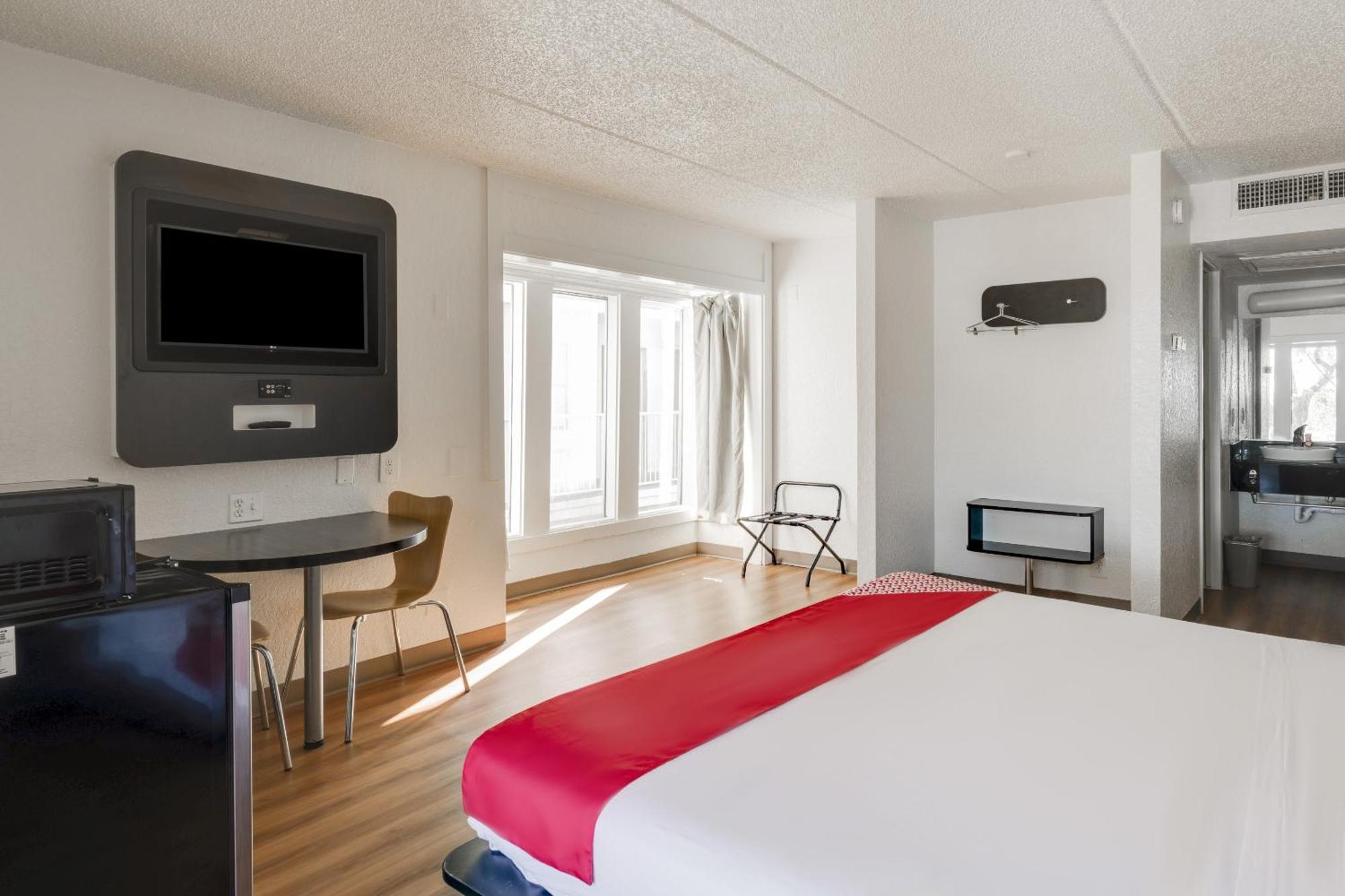 Oyo Katy Freeway Hotel