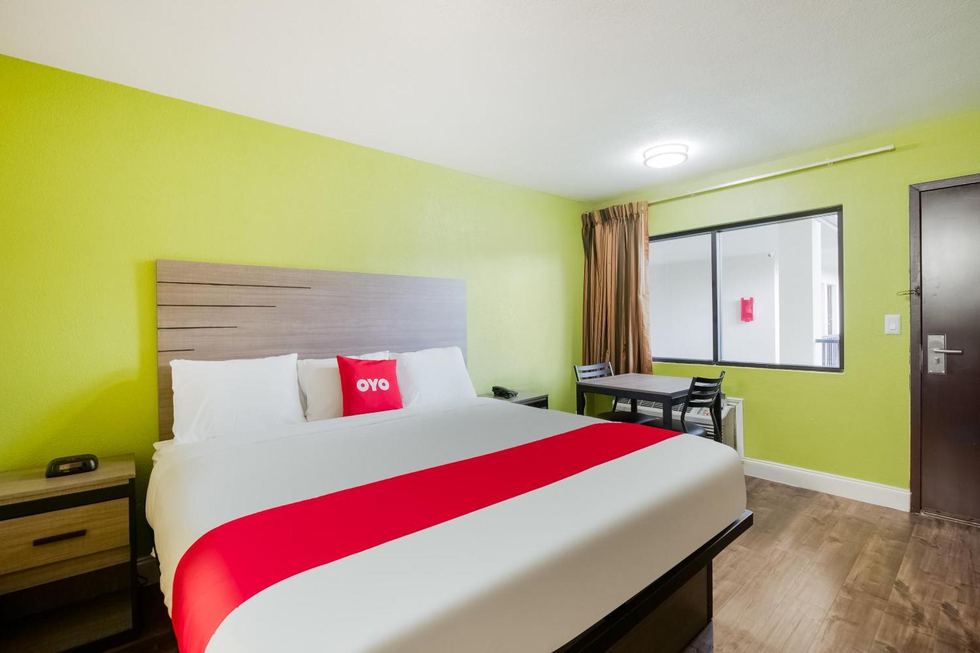 Oyo N Fm-1960 Champions Tx Hotel 2*