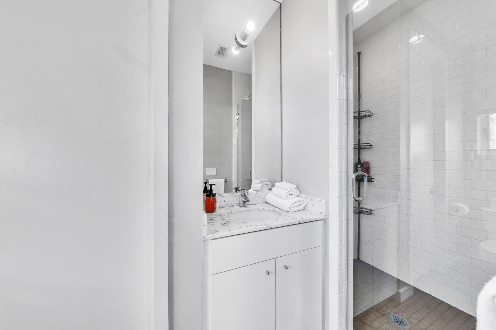 Modern Comfort In The Heart Of Museum District Townhouse Houston