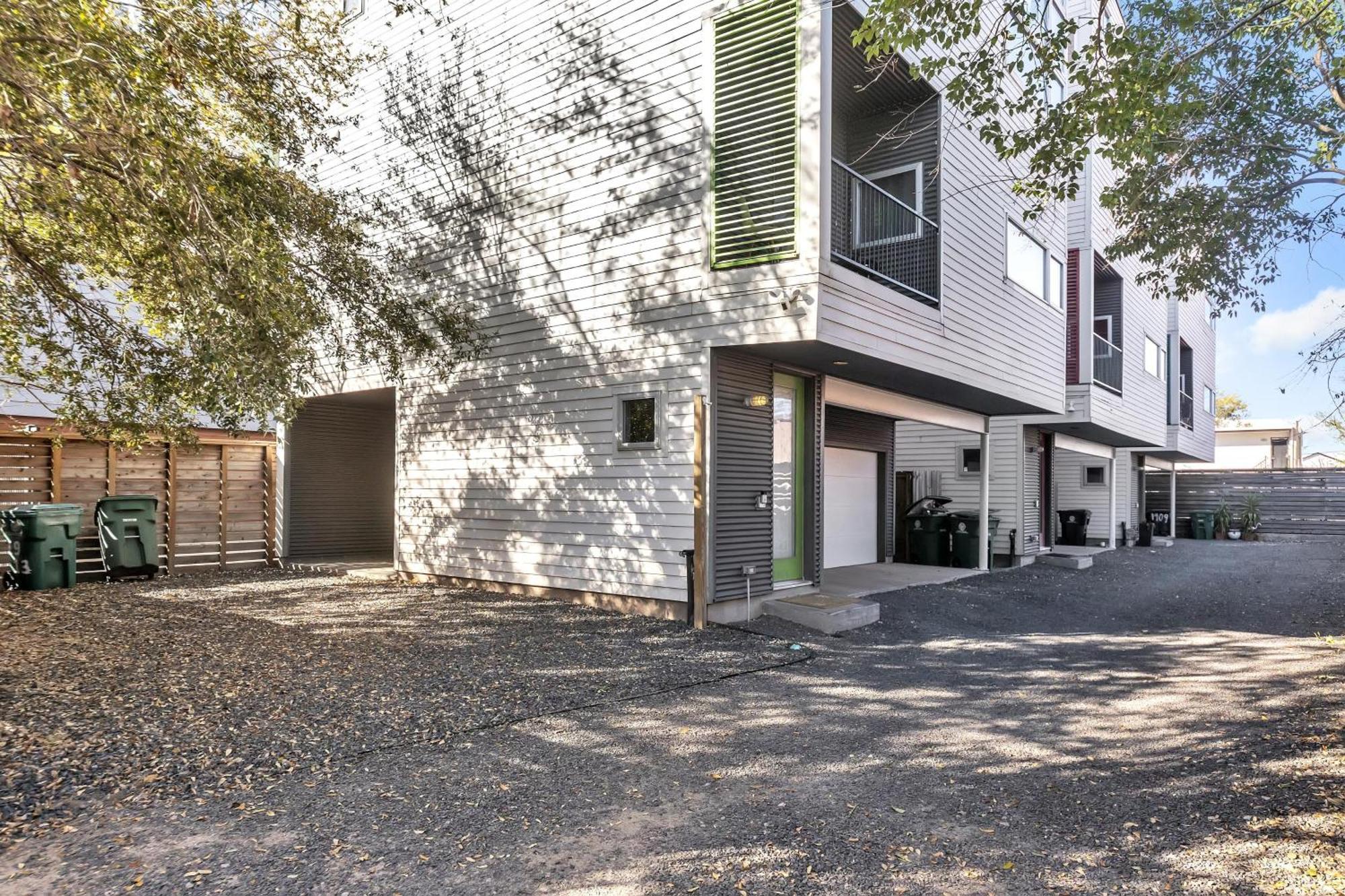 Modern Comfort In The Heart Of Museum District Townhouse Holiday home Houston
