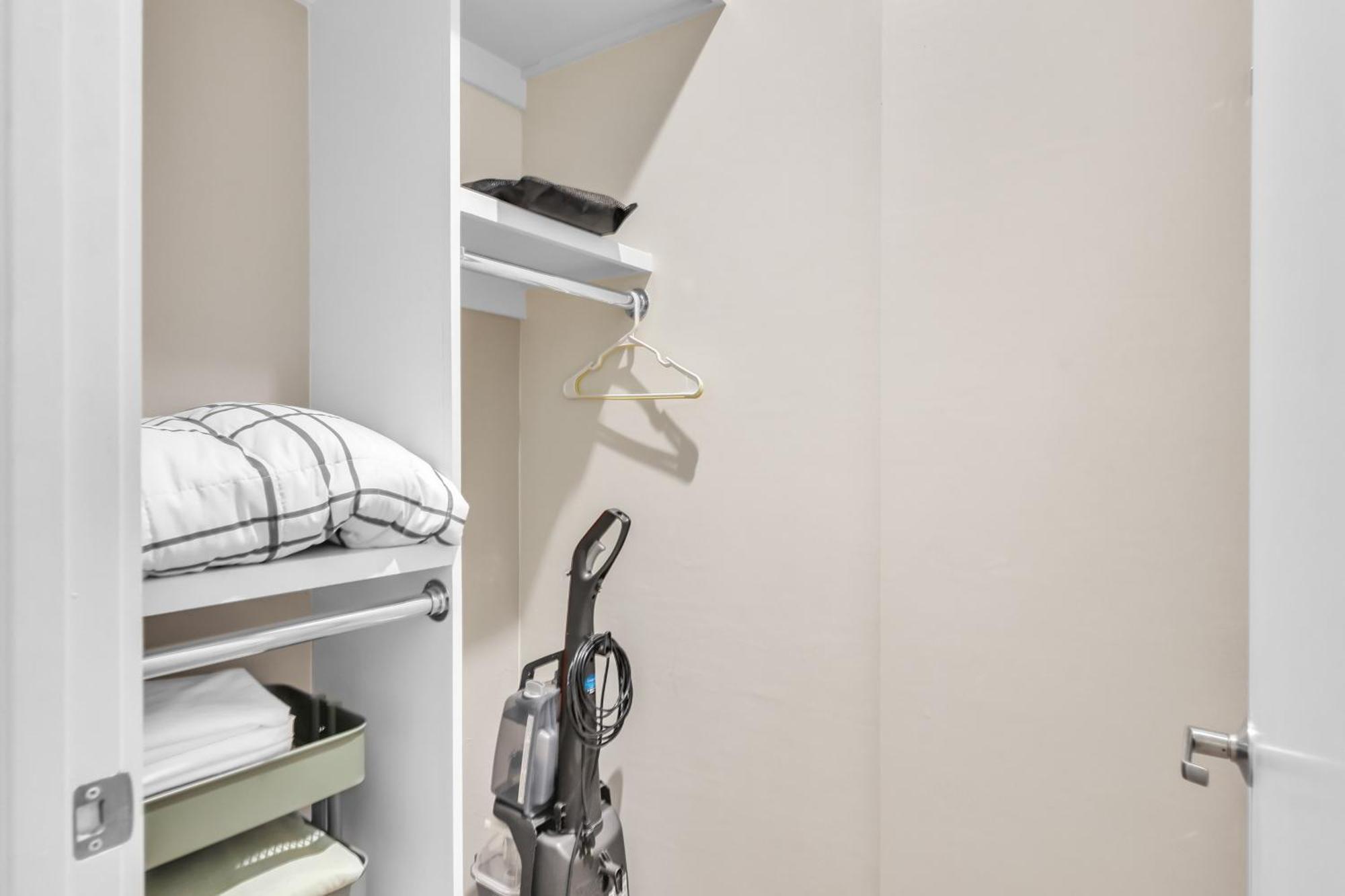 Modern Comfort In The Heart Of Museum District Townhouse