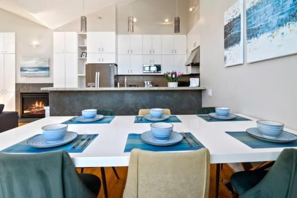 Modern Comfort In The Heart Of Museum District Townhouse Holiday home Houston