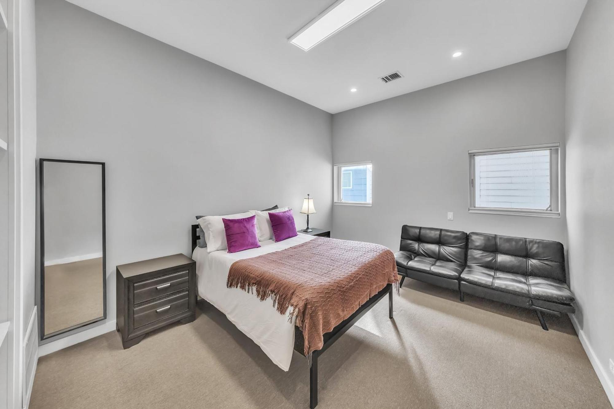 Modern Comfort In The Heart Of Museum District Townhouse