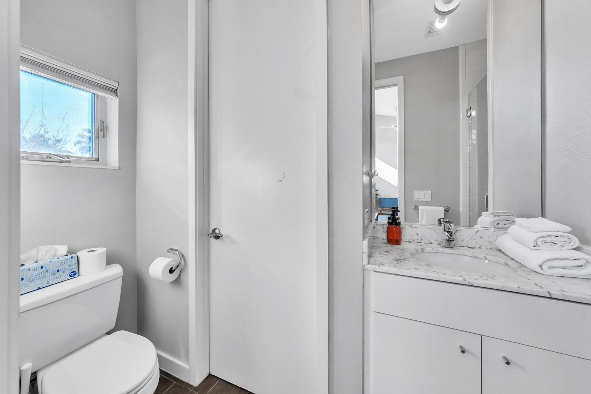 Modern Comfort In The Heart Of Museum District Townhouse Holiday home *