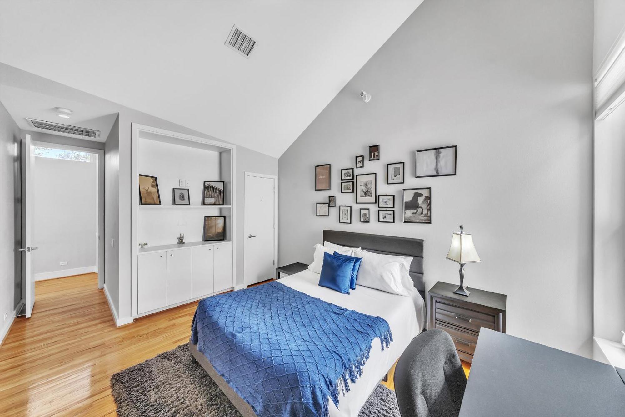 Modern Comfort In The Heart Of Museum District Townhouse Holiday home *