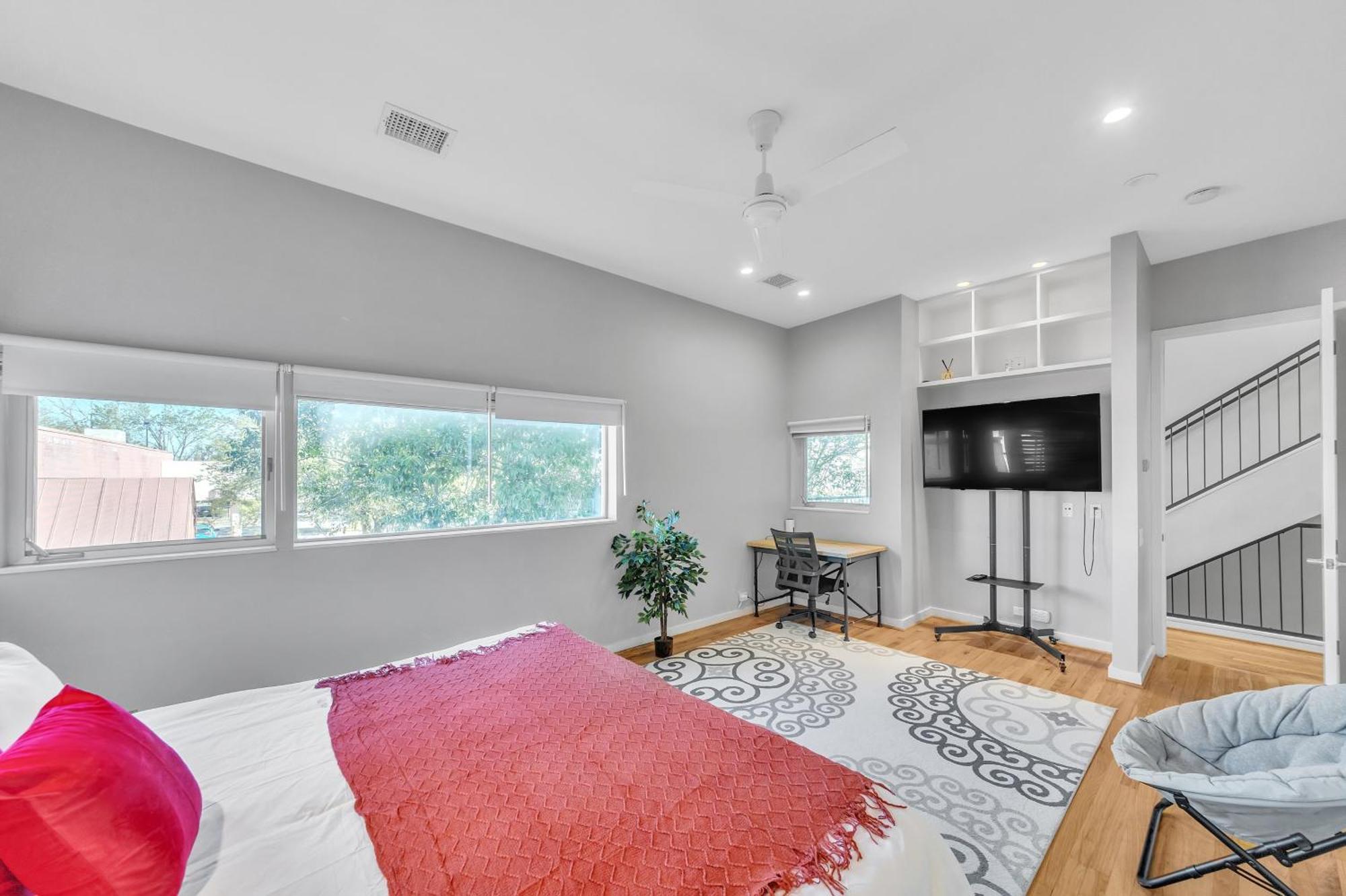 Holiday home Modern Comfort In The Heart Of Museum District Townhouse *