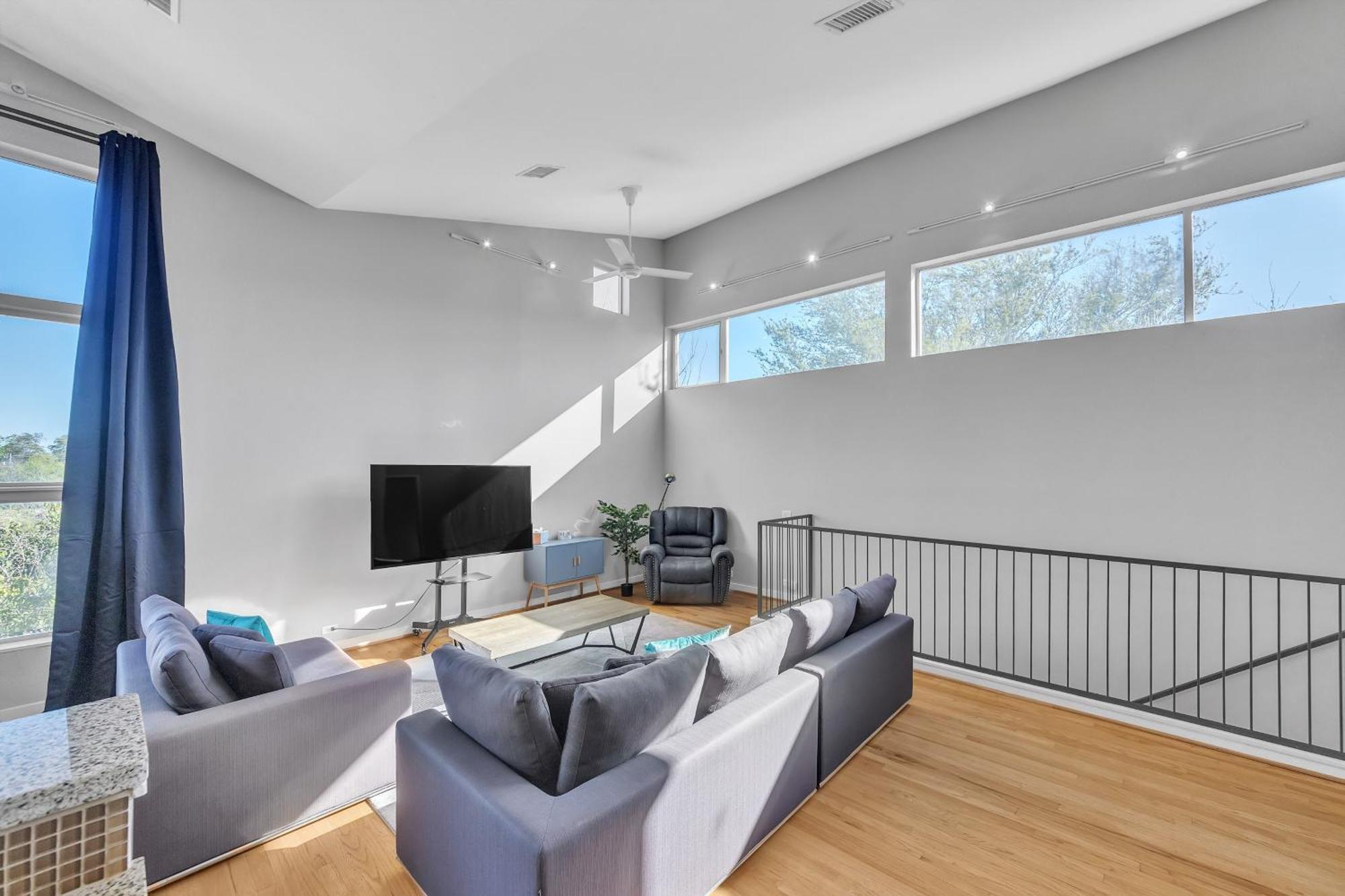 Modern Comfort In The Heart Of Museum District Townhouse Holiday home