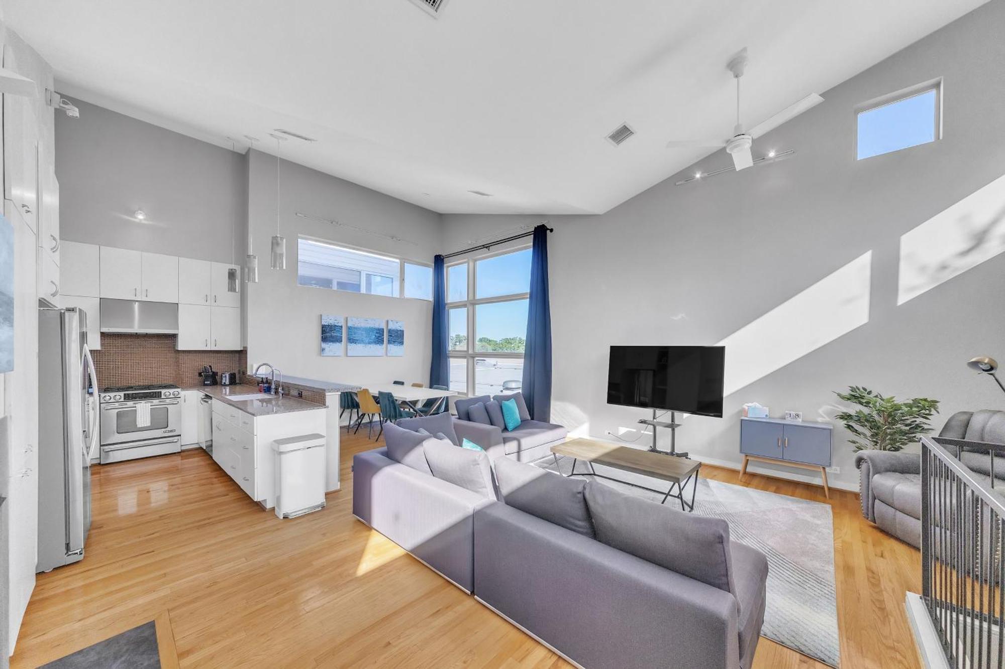 Modern Comfort In The Heart Of Museum District Townhouse Holiday home