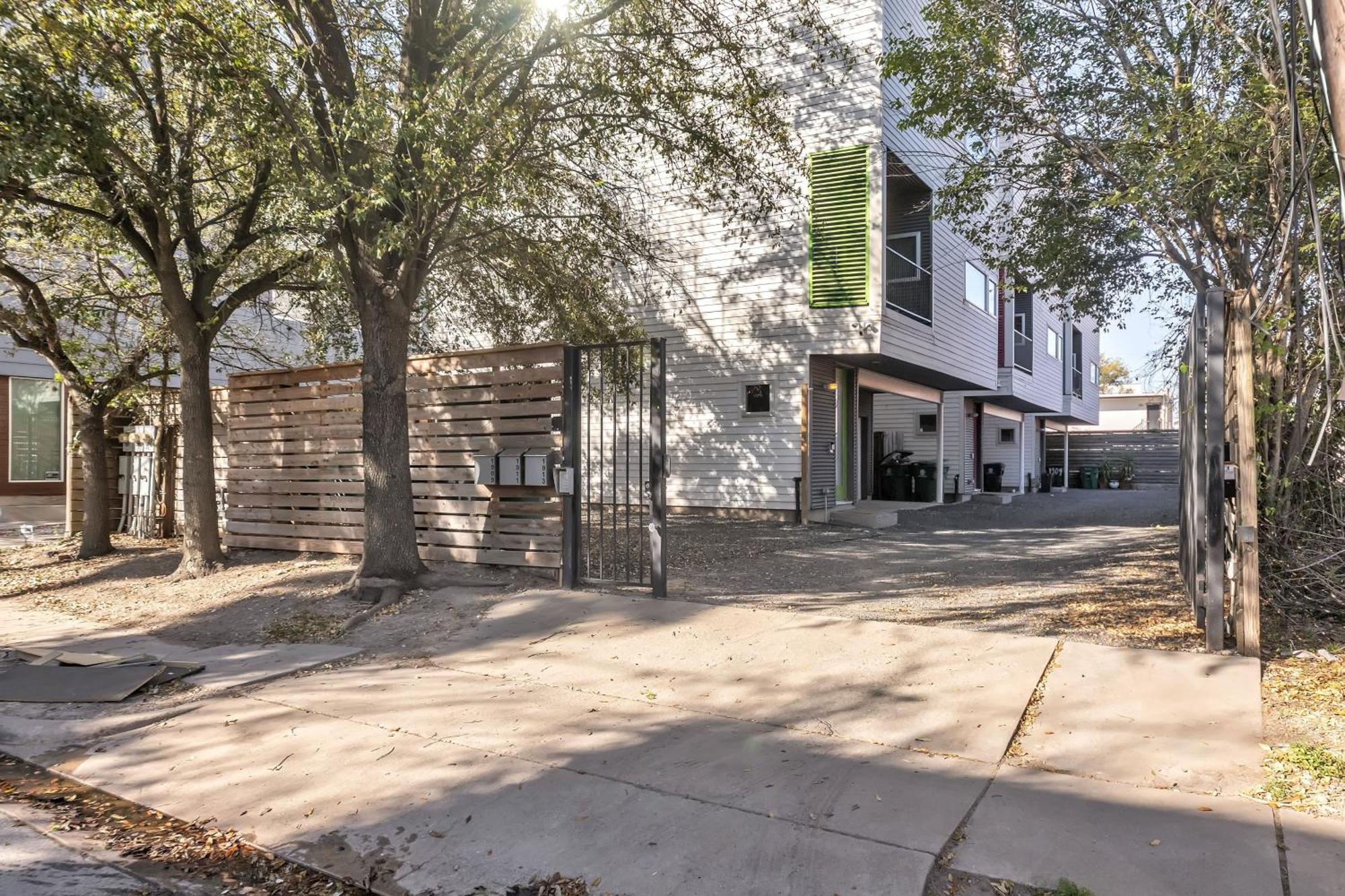 Holiday home Modern Comfort In The Heart Of Museum District Townhouse *