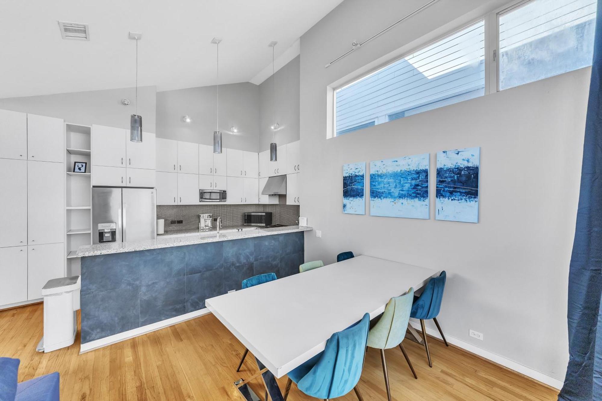 Modern Comfort In The Heart Of Museum District Townhouse Holiday home Houston