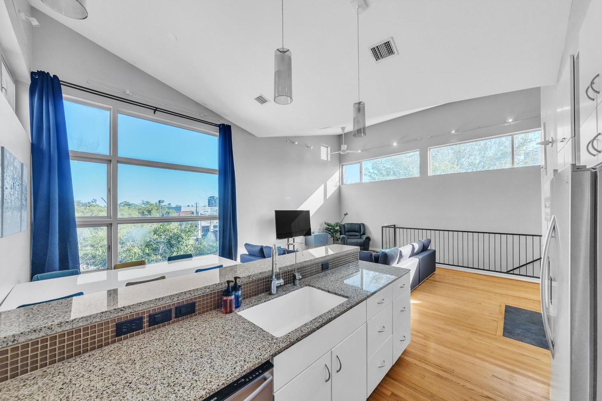 Modern Comfort In The Heart Of Museum District Townhouse