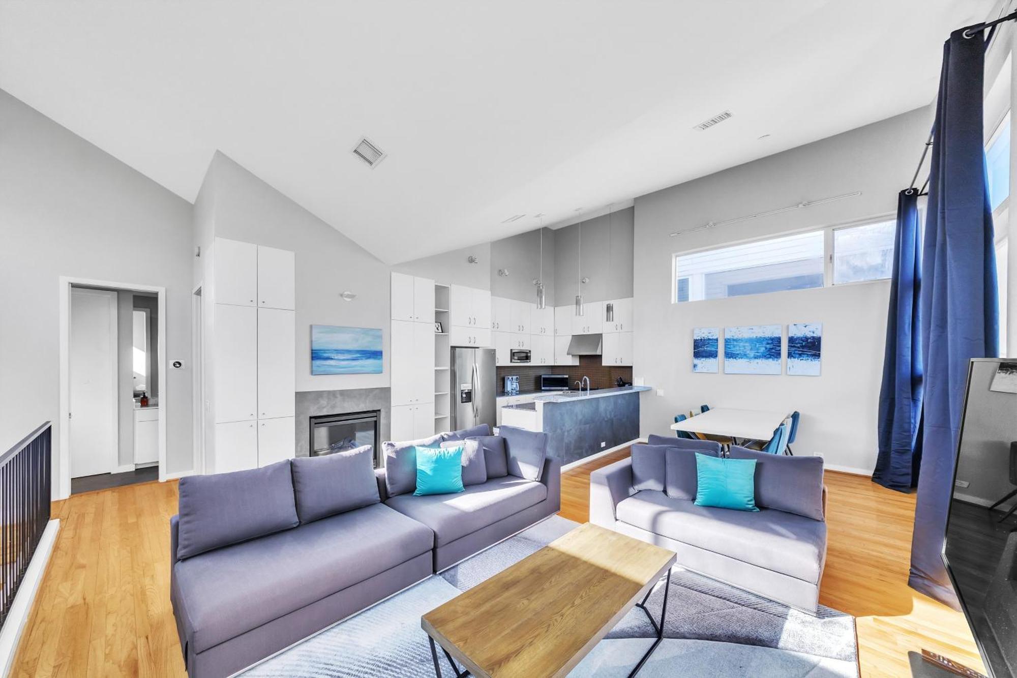 Modern Comfort In The Heart Of Museum District Townhouse Holiday home