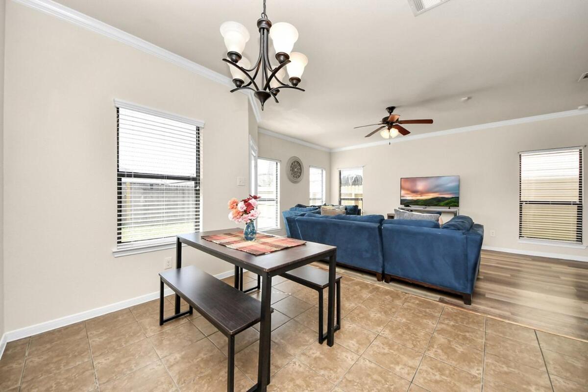 Cozy & Spacious Getaway -4bedroom With King Bed & Backyard Holiday home *