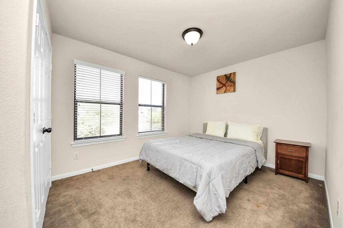 Cozy & Spacious Getaway -4bedroom With King Bed & Backyard * Houston