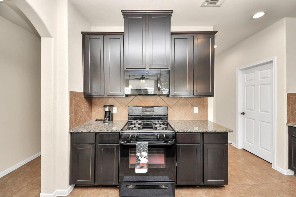 Cozy & Spacious Getaway -4bedroom With King Bed & Backyard