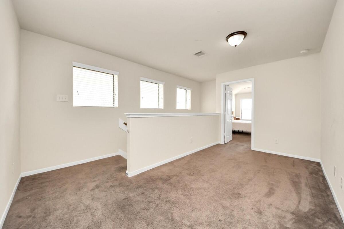 Cozy & Spacious Getaway -4bedroom With King Bed & Backyard Holiday home