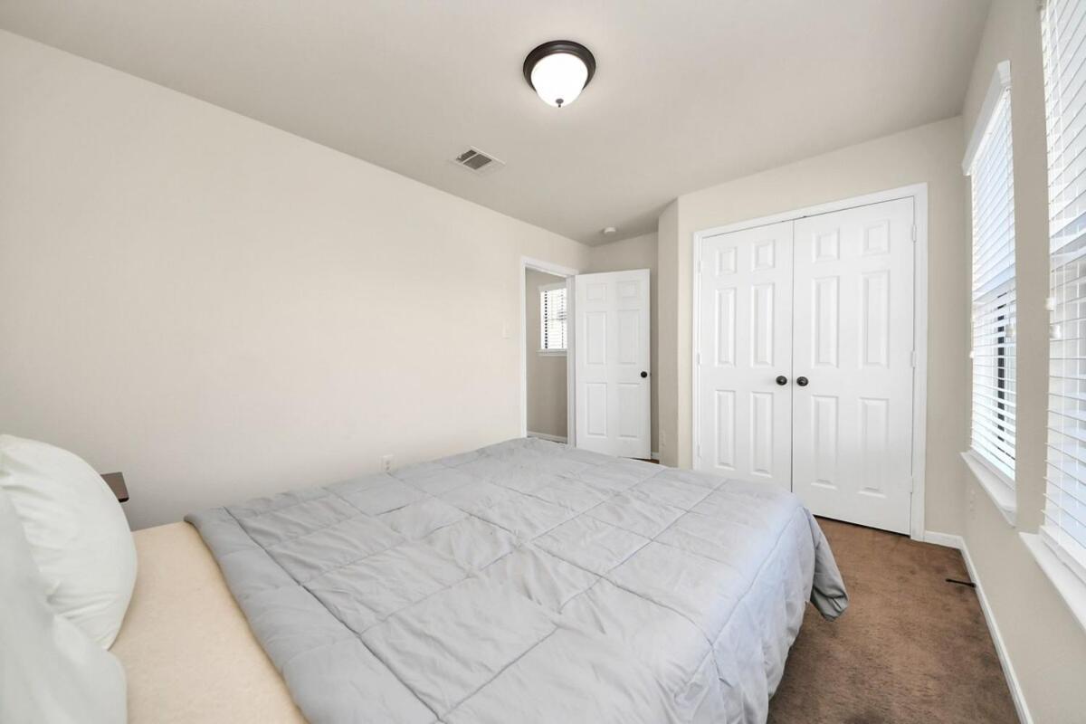 Cozy & Spacious Getaway -4bedroom With King Bed & Backyard Holiday home Houston