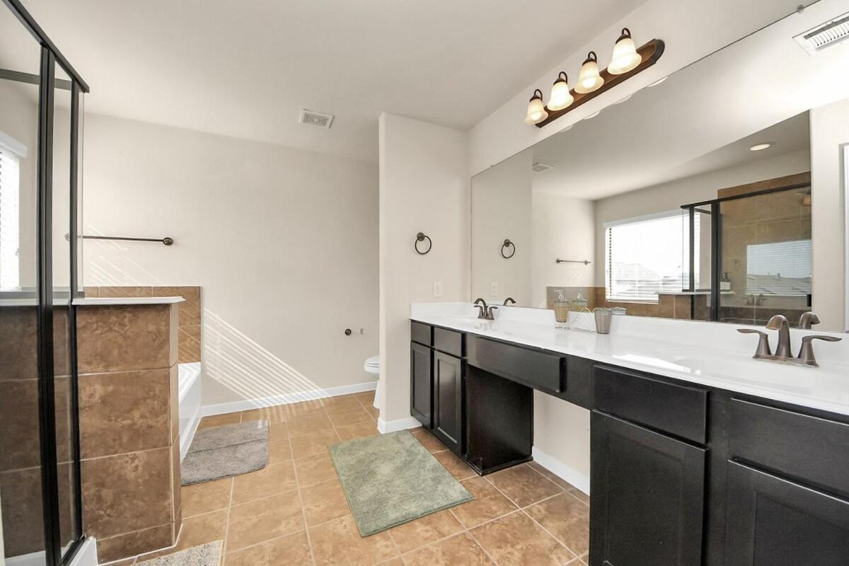Cozy & Spacious Getaway -4bedroom With King Bed & Backyard Houston