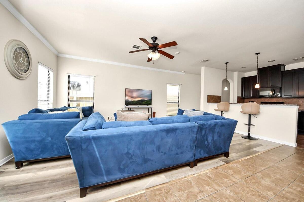 Cozy & Spacious Getaway -4bedroom With King Bed & Backyard * Houston