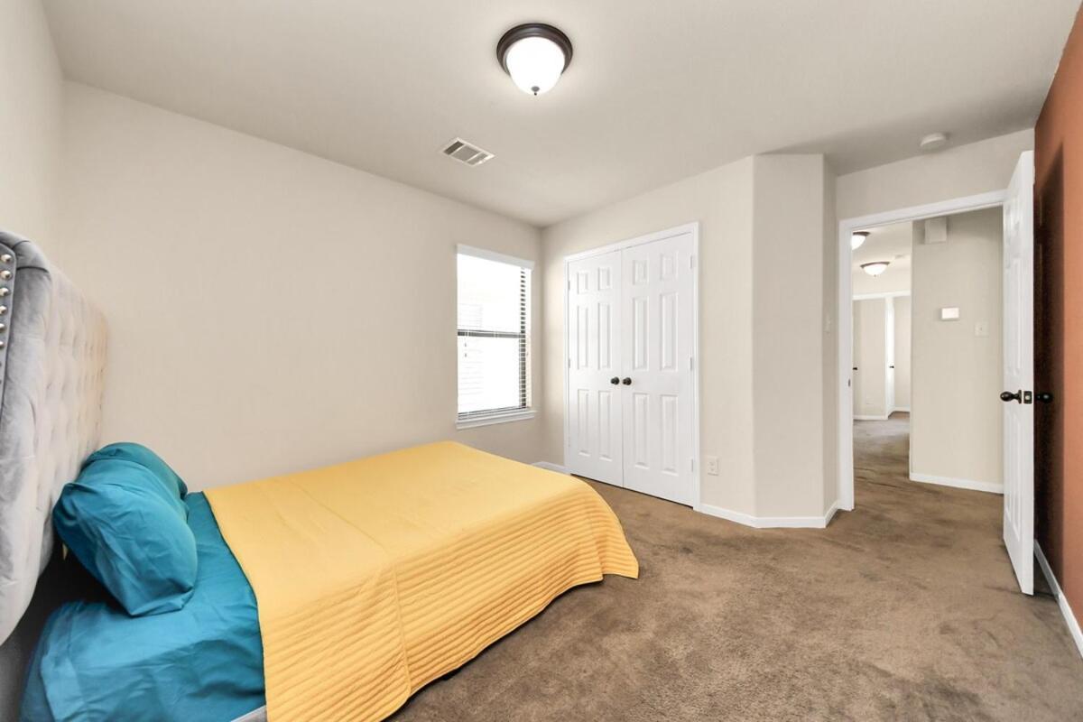Cozy & Spacious Getaway -4bedroom With King Bed & Backyard