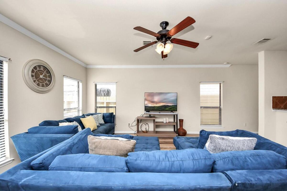 Holiday home Cozy & Spacious Getaway -4bedroom With King Bed & Backyard *