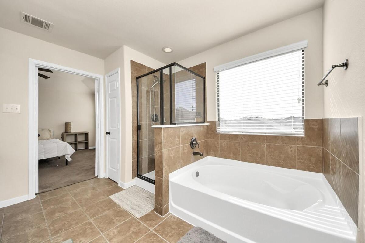 Cozy & Spacious Getaway -4bedroom With King Bed & Backyard *