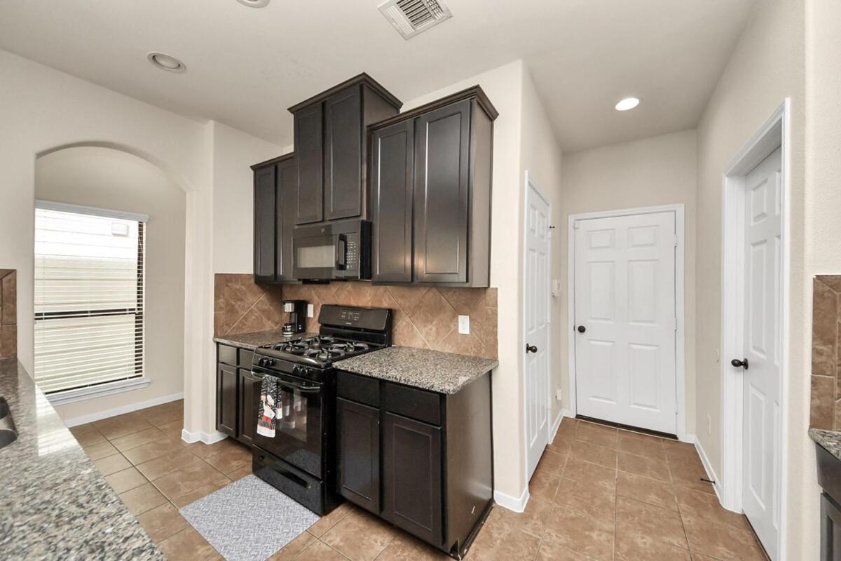 Cozy & Spacious Getaway -4bedroom With King Bed & Backyard Houston