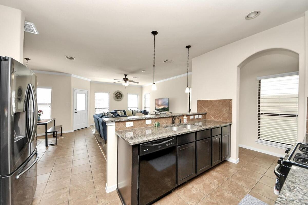 Cozy & Spacious Getaway -4bedroom With King Bed & Backyard * Houston