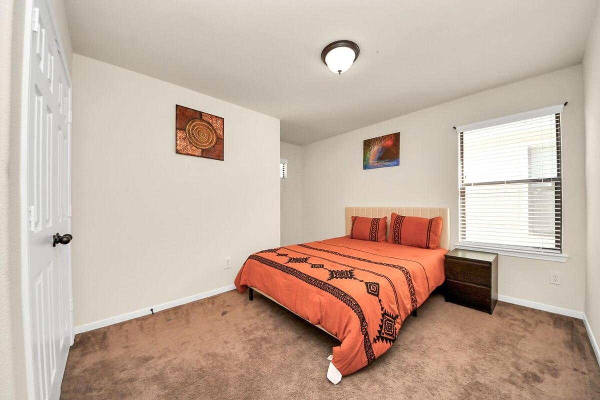 Cozy & Spacious Getaway -4bedroom With King Bed & Backyard *