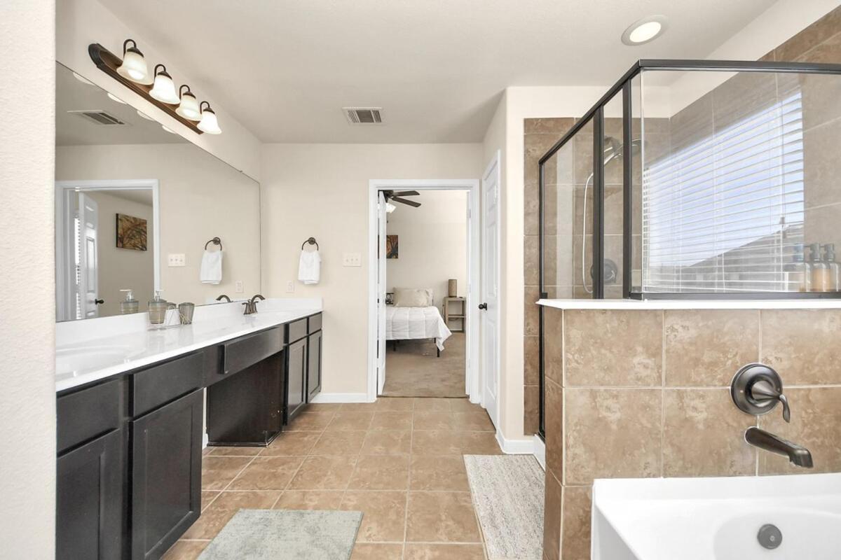 Cozy & Spacious Getaway -4bedroom With King Bed & Backyard Houston