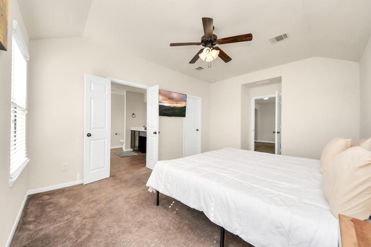 Cozy & Spacious Getaway -4bedroom With King Bed & Backyard Houston