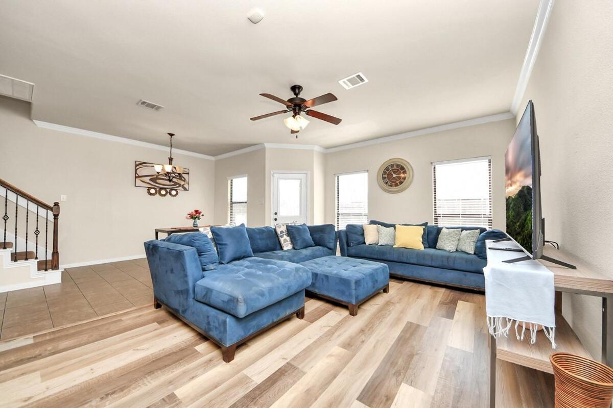 Cozy & Spacious Getaway -4bedroom With King Bed & Backyard * Houston