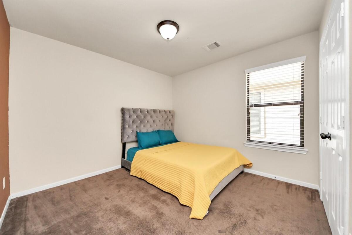 Cozy & Spacious Getaway -4bedroom With King Bed & Backyard Holiday home