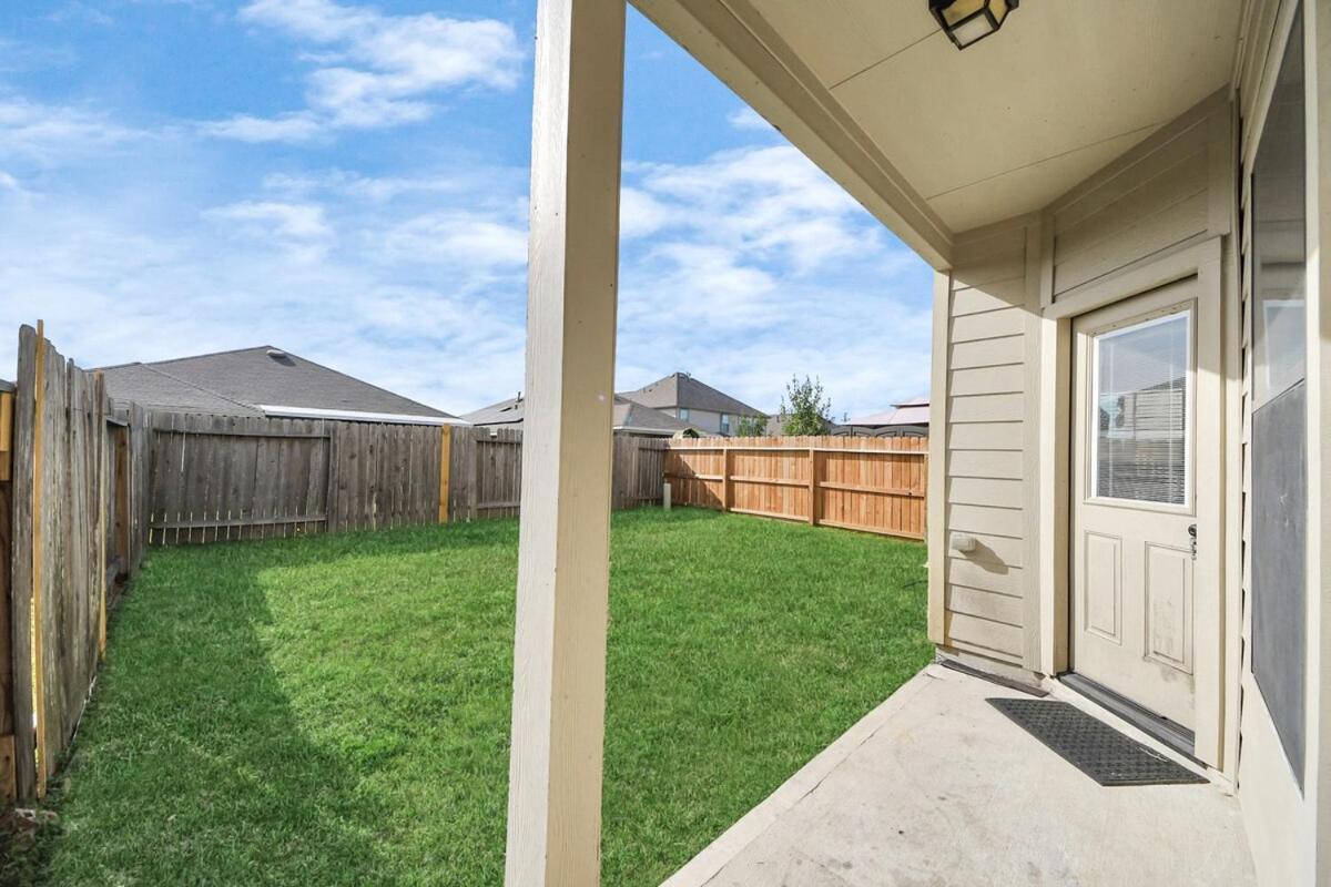 Holiday home Cozy & Spacious Getaway -4bedroom With King Bed & Backyard