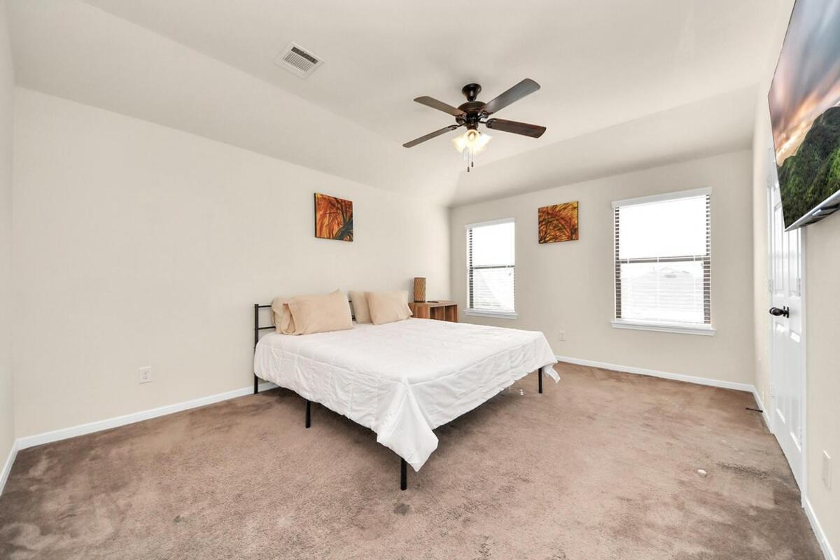 Cozy & Spacious Getaway -4bedroom With King Bed & Backyard Holiday home Houston