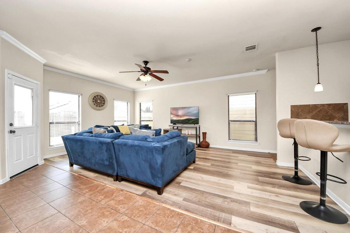 Holiday home Cozy & Spacious Getaway -4bedroom With King Bed & Backyard Houston