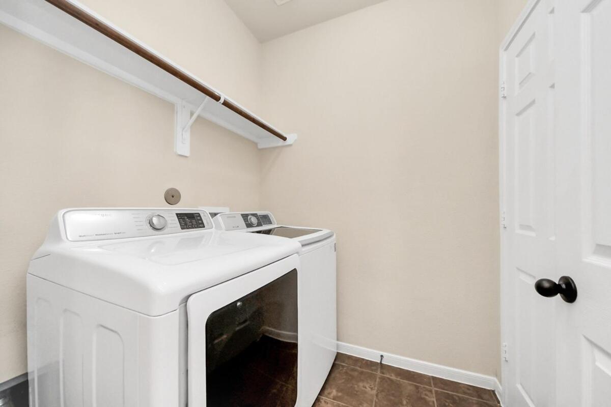 Cozy & Spacious Getaway -4bedroom With King Bed & Backyard *