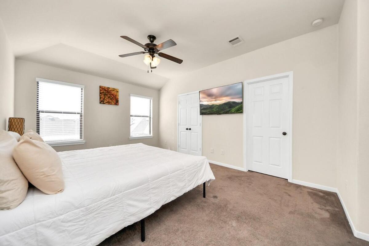 Cozy & Spacious Getaway -4bedroom With King Bed & Backyard * Houston