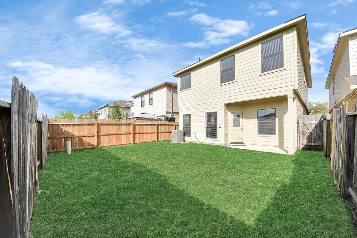 Cozy & Spacious Getaway -4bedroom With King Bed & Backyard Holiday home *