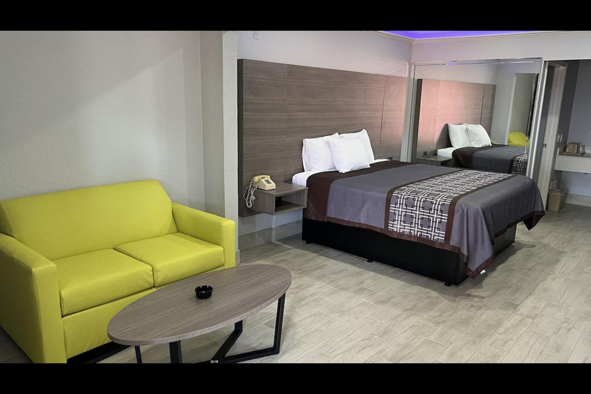 Hotel Kiwi Willowbrook Hwy249 2*