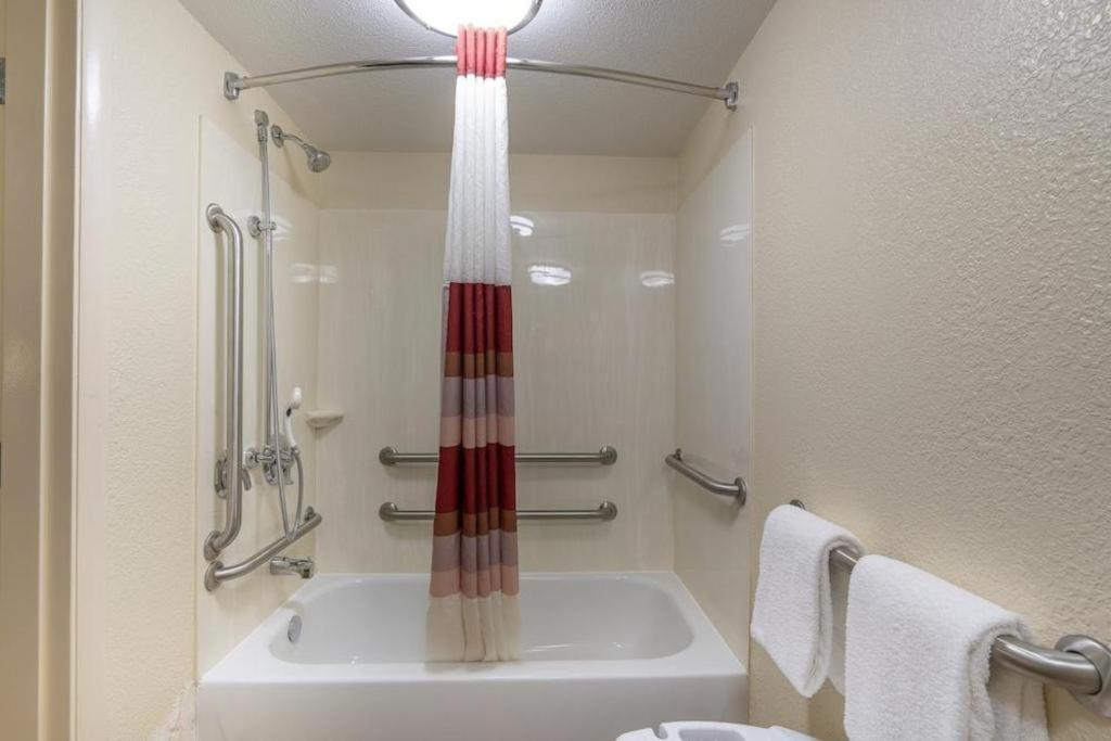 Hotel Red Roof - Westchase 2*