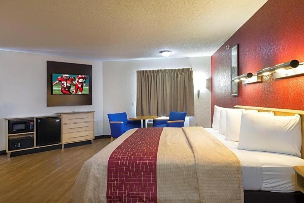 Red Roof - Westchase Hotel 2*