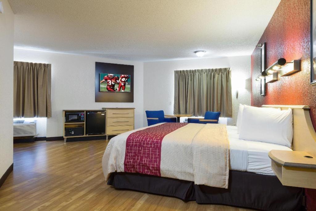 Red Roof - Westchase Hotel 2*