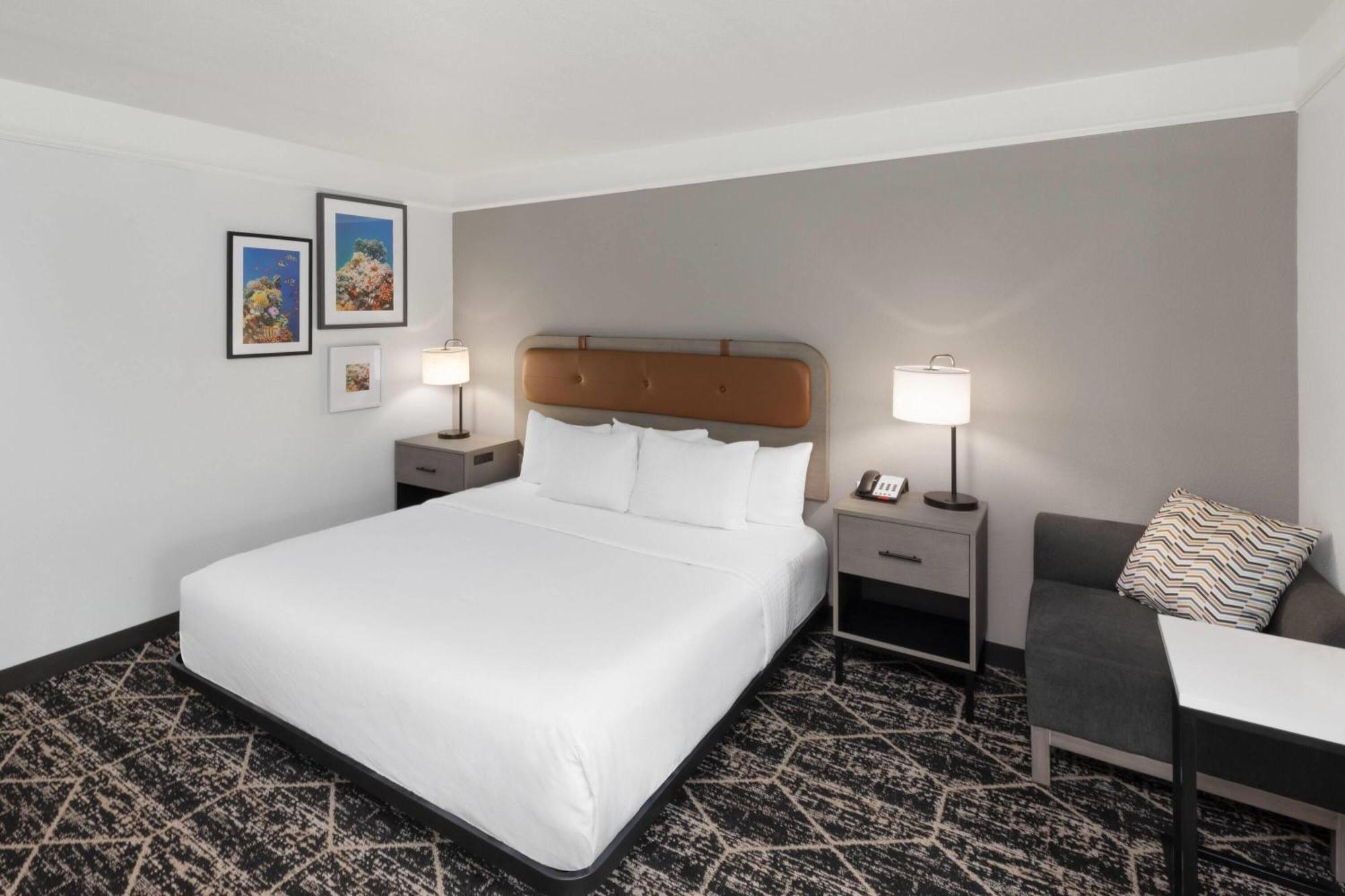 La Quinta & By Wyndham Bush Iah South Hotel