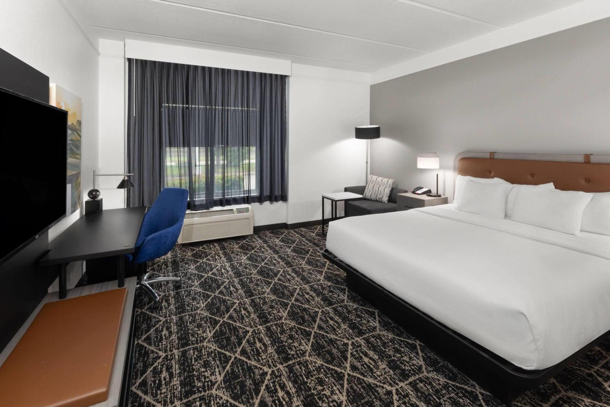 La Quinta & By Wyndham Bush Iah South Hotel