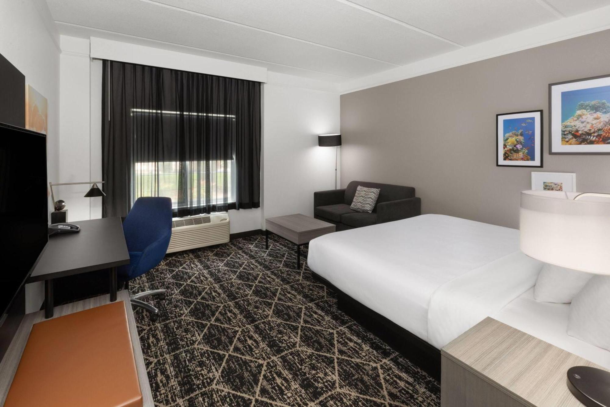 La Quinta & By Wyndham Bush Iah South Hotel