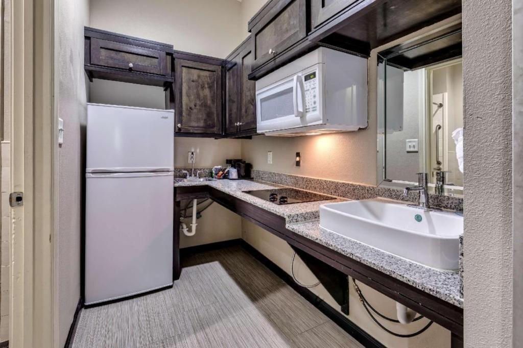 Americas Value And Iah Airport North Hotel